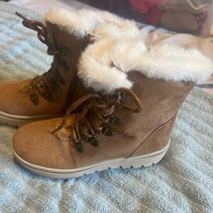 Tan colored fur inside sketcher snow boots. New